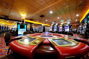 Aurora, Restaurant & Entertainment